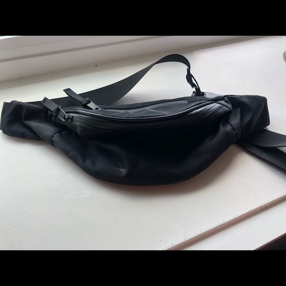 Urban Outfitters Belt Bag - Picture 1 of 2